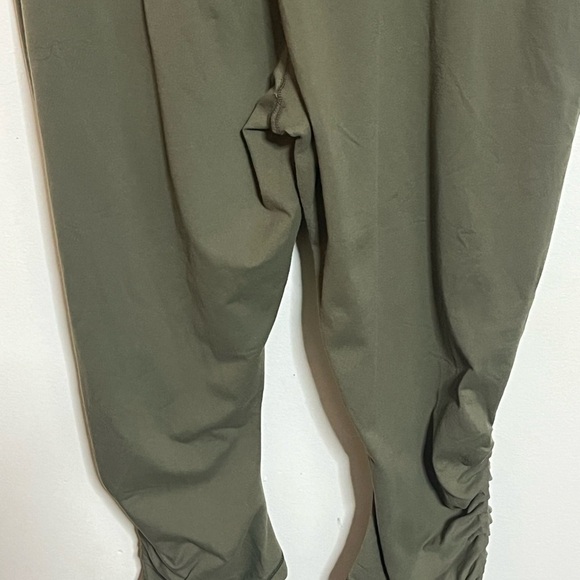 Lululemon Green Capris With Pockets - Picture 7 of 7